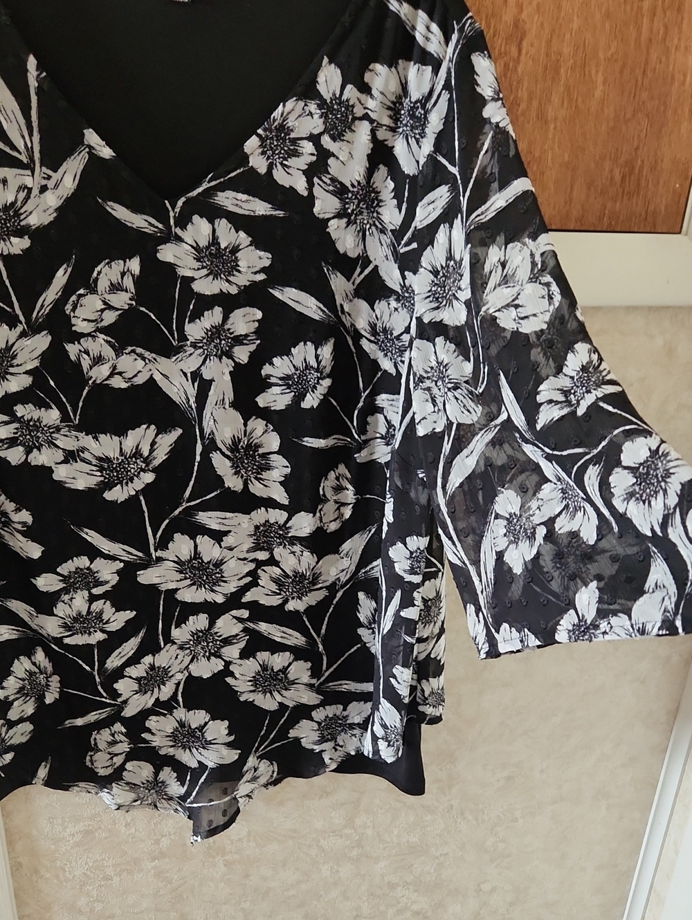Sara Michelle 1X Black & White Floral V-Neck Top List#78 100% Polyester